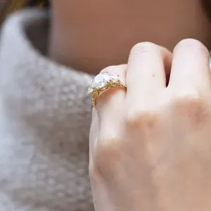 Anillo de compromiso de tres piedras de diamante cultivado en laboratorio de corte redondo de 1,5 quilates, anillo de boda con ajuste de enrejado, joyería clásica de diamante de laboratorio - Product Image 4