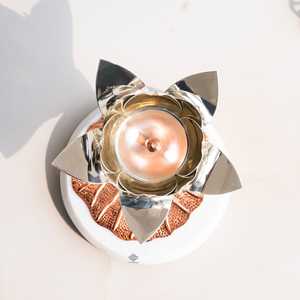 Lampe à huile décorative en argent plaqué avec motif de lotus, accessoire élégant pour la décoration de la maison - Product Image 2