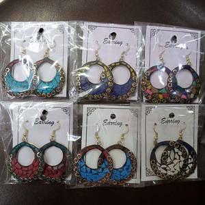 Boucles d'oreilles créoles en métal de style à la mode pour les femmes conception de travail en mosaïque pour la qualité d'exportation de vêtements de fête de l'Inde - Product Image 1