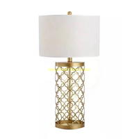 Lampe de table en aluminium doré avec abat-jour en tissu Veilleuse de chevet décorative moderne pour chambre d'enfant Lampe de bureau décorative
