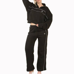Ensemble de survêtement en molleton deux pièces pour femmes, haut court à col rond, pantalon à jambe droite, bordures contrastées, production en gros OEM - Product Image 2