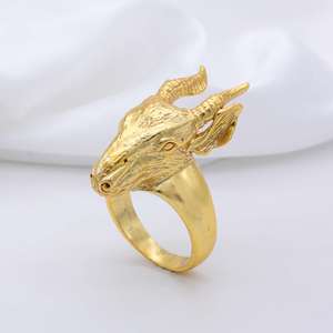 Anillo gótico de cabeza de cabra de latón chapado en oro de 18k, estilo punk, venta al por mayor para mujer - Product Image 4