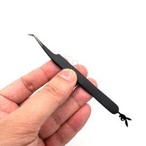 Pince à épiler à angle de 45 degrés avec charme Bad Bunny, pince à épiler noire mate pour extensions de cils, impression de logo personnalisée - Product Image 4