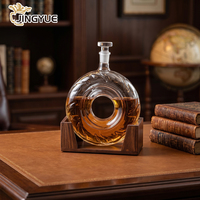 Carafe à whisky en verre au design unique de pneu automobile, bouteille à liqueur de 23 oz avec support en bois pour la décoration de garage ou de bar, Fête des Pères