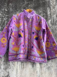 Chaqueta de terciopelo de diseñador con adornos Suzani – Abrigo de mujer bohemio de lujo bordado a mano y colorido - Product Image 4
