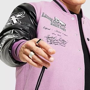 Veste de baseball varsity en laine 100% vintage rouge et blanche avec broderie personnalisée en chenille, veste bomber pour hommes - Product Image 3