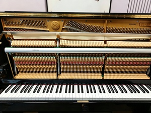 Piano acoustique droit Kawai BL51s BL51 noir pour musiciens professionnels, d'occasion, fabriqué au Japon, en bois massif, 88 touches - Product Image 3