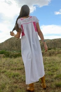 Vestido de Verano Vintage Oaxacano, Corte en A, Largo Té, Talla XL, Algodón, Bordado a Mano con Rosas, Colores Vibrantes, Mangas Cortas Sexys - Product Image 6