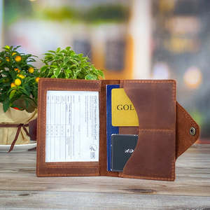 Funda para pasaporte clásica de cuero hecha a mano con diseño elegante y costuras de primera calidad - Product Image 3