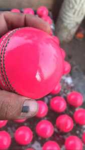 ลูกบอลแข็งลายลูกคริกเก็ตสีขาวสารส้มสีชมพู2025ใหม่งานเย็บด้วยมือคุณภาพระดับพรีเมียมแสตมป์ออกแบบโลโก้คลับเอง - Product Image 3