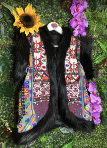 Chaleco Rosa con Bordado y Adorno de Piel, Diseño Floral, Estilo Bohemio Hecho a Mano, Ropa de Invierno - Product Image 5