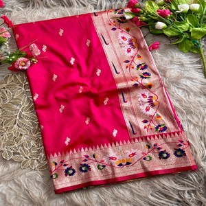 Sari de Seda Paithani VASTRA COTTAGE con Pallu Dorado, Diseños Florales Meenakari, Motivos de Pavo Real y Borde Tradicional con Zari - Product Image 6