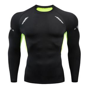 Rash Guard de combat professionnel avec personnalisation du logo de l'équipe de couture Flatlock à impression sublimée sans fondu - Product Image 2