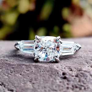Joyería fina Tres piedras Cojín Corte cónico Moissanite Diamante Compromiso Boda 10kt Anillos de oro sólido - Product Image 1