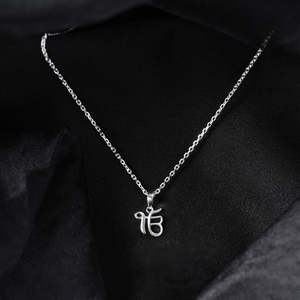 Pendentif religieux Ek Onkar en argent avec zircon diamanté, perle d'eau douce, plaqué rhodium, chaîne tendance en or rose pour fiançailles - Product Image 2