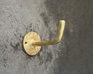 Crochets muraux en laiton faits à la main pour la décoration intérieure vintage avec un matériel de montage solide, design rustique, solide, durable et élégant - Product Image 3