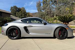 Cayenne Turbo GT 2024, V8 biturbo de 650 hp, tracción total, color Chalk, mayormente sin modificar - Product Image 2