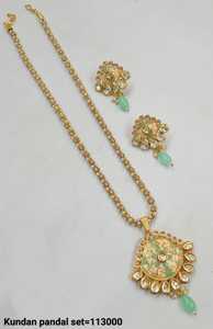 Ensemble de collier pendentif plaqué or traditionnel rond élégant Kundan & Drop Boucles d'oreilles assorties avec chaîne pendentif Motipearl NecklaceSet - Product Image 3