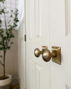 Perilla de puerta de latón duradera, diseñada para uso a largo plazo, que ofrece una calidad de agarre superior y mejora elegante del hogar. - Product Image 2