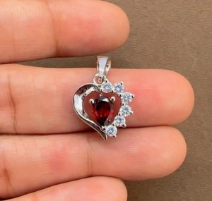 Pendentif Cœur Minimaliste en Argent Sterling Plaqué Rhodium avec Grenat et Zircon de Qualité Supérieure – Bijoux Tendance Minimalistes en Gros - Product Image 3