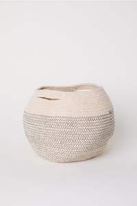 Cesta Redonda de Macramé para Guardar Juguetes, Hecha con Cuerda de Algodón Suave y Acabado Elegante Hecho a Mano - Product Image 3