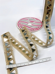 Fabriqué sur mesure avec des rubans et lacets brodés à la machine géométriques de différents modèles et couleurs pour robes de mariée - Product Image 4