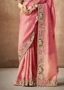 Sari en soie de tissu rose bonbon pour mariée avec broderie à la main, tissage et design de pallu lourd avec des pièces de blouse de même bordure - Product Image 3