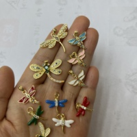 Ciondoli a forma di libellula in rame placcato oro 18 carati con smalto e zirconi per donne e ragazze, collane e bracciali estivi, all'ingrosso OEM ODM