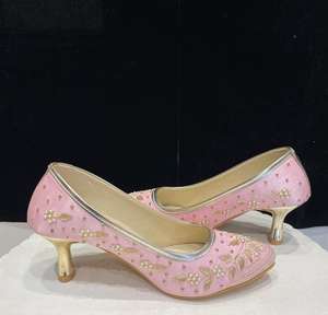 Meilleure vente Jutti de mariée pour les femmes brodées Punjabi et chaussures indiennes pour les mariages disponibles pour la quantité en vrac - Product Image 3