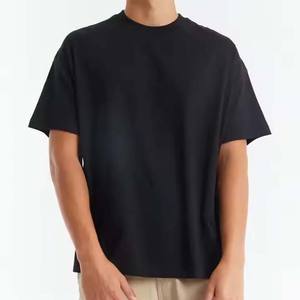 เสื้อยืดโอเวอร์ไซส์คลาสสิกสำหรับผู้ชาย คุณภาพดี ลายทางสีชมพู คอกลม แต่งขอบยางยืด สีดำ - Product Image 1