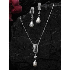 CLARA Parure de bijoux fins en argent sterling 925 avec pendentif perle Reine, boucles d'oreilles et chaîne plaqués rhodium et zircone suisse pour femme - Product Image 2