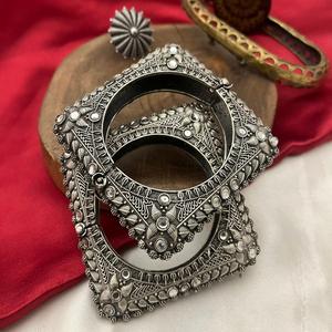 Conjunto de brazaletes cuadrados de plata oxidada antigua, diseño para mujer, para fiesta de boda, colección étnica tradicional y de recepción - Product Image 1