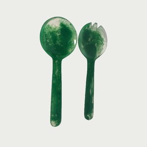 Fournisseur en vrac vendant des couverts au design unique, ensemble de cuillère et fourchette de service à salade verte en résine et en marbre de deux pièces - Product Image 1