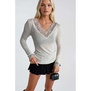 เสื้อเบลาส์โปร่งใสคอวีแต่งลูกไม้ - สีขาว - สีขาว - Product Image 2