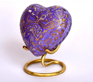 Magnifique couleur violette avec un cœur gravé d'un papillon, souvenir avec support en laiton pour cendres de crémation - Product Image 2
