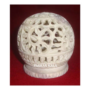 Magnifique Porte-Bougie en Pierre Saponite Naturelle avec un Design Feuille Fin pour la Décoration d'Hôtel et de Maison, Fabrication Indienne - Product Image 1