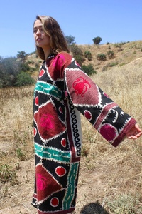 Robe trapèze mi-longue en jersey de coton respirant, écologique, avec un magnifique motif géométrique et une broderie à la main détaillée et élaborée. Taille - Product Image 3