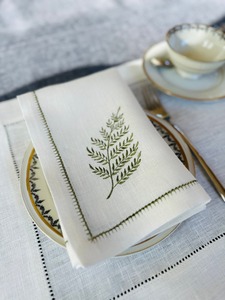 Serviette à thé à ourlet blanc Fine Table à manger lin brodé à la main monogramme serviettes de table en lin pour les mariages - Product Image 3