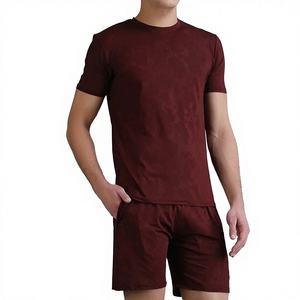 ชุดเซ็ตเสื้อยืดแขนสั้นทรงหลวมพิมพ์ลายวินเทจสไตล์ลำลองสำหรับผู้ชาย ฤดูใบไม้ผลิ ขายส่ง 2 ชิ้น เสื้อยืดแขนสั้นแบบดรอปโชว์เดอร์ กางเกงขาสั้นรูดเชือก - Product Image 1