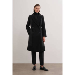 Chaqueta Negra de Invierno con Cintura Fruncida y Detalle de Botones - Product Image 1