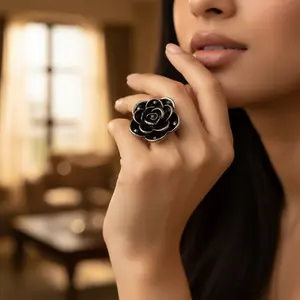 แหวนเงินทรงดอกกุหลาบสุดอินเทรนด์สำหรับผู้หญิง ประดับดอกไม้เคลือบสีดำ ชุบทองคำขาวและทองคำ - Product Image 2