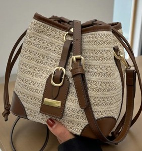 Sac bandoulière en paille tressée, sac seau d'été avec accents en cuir PU - Product Image 1