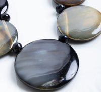 Ensemble de colliers en résine perlée polie au design moderne, d'inspiration artistique indienne exotique, avec collier disque réversible noir-naturel de Fashion Gallery