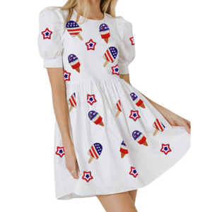 Achetez la robe décontractée tendance en coton Glace personnalisée, aux couleurs du drapeau américain, avec des patchs perlés, pour femmes, tenue patriotique pour la Fête Nationale. - Product Image 1