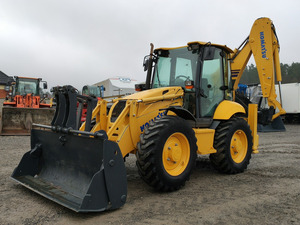 Chargeuse-pelleteuse Komatsu 4x4 avec moteur diesel haute puissance et bras d'excavatrice hydraulique pour les projets de construction et agricoles - Product Image 4