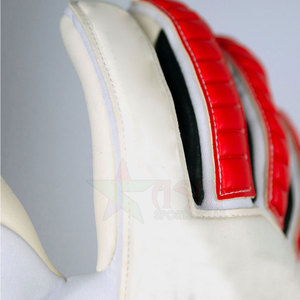 Gants de gardien de but de football professionnels haute performance avec matériau en cuir, paume en latex coupe-vent, sangle de poignet et adhérence antidérapante - Product Image 2