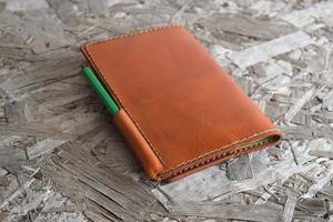 Titular de la tarjeta de puntuación de golf de cuero cosido a mano con portalápices logotipo o texto grabado con láser - Product Image 6