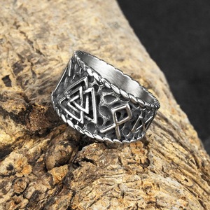 yunnique Bague Rétro Viking Triangle Rune pour Homme en Acier Titane, Anneaux de Mode en Acier Inoxydable Antirouille, Vente en Gros - Product Image 2