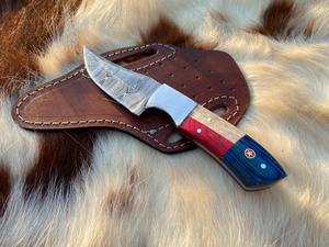 มีดล่าสัตว์ใบตายเหล็กดามัสกัส พร้อมปลอกหนัง ด้ามจับลายธงชาติอเมริกัน ผลิตภัณฑ์ฉลองวันชาติ - Product Image 2