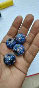 Belles perles de verre millefiori conçues en tailles assorties pour les créateurs de bijoux africains à des fins de revente. - Product Image 2